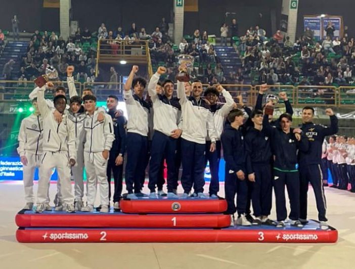 Capitan Barbolini alza il trofeo della vittoria a Montichiari
