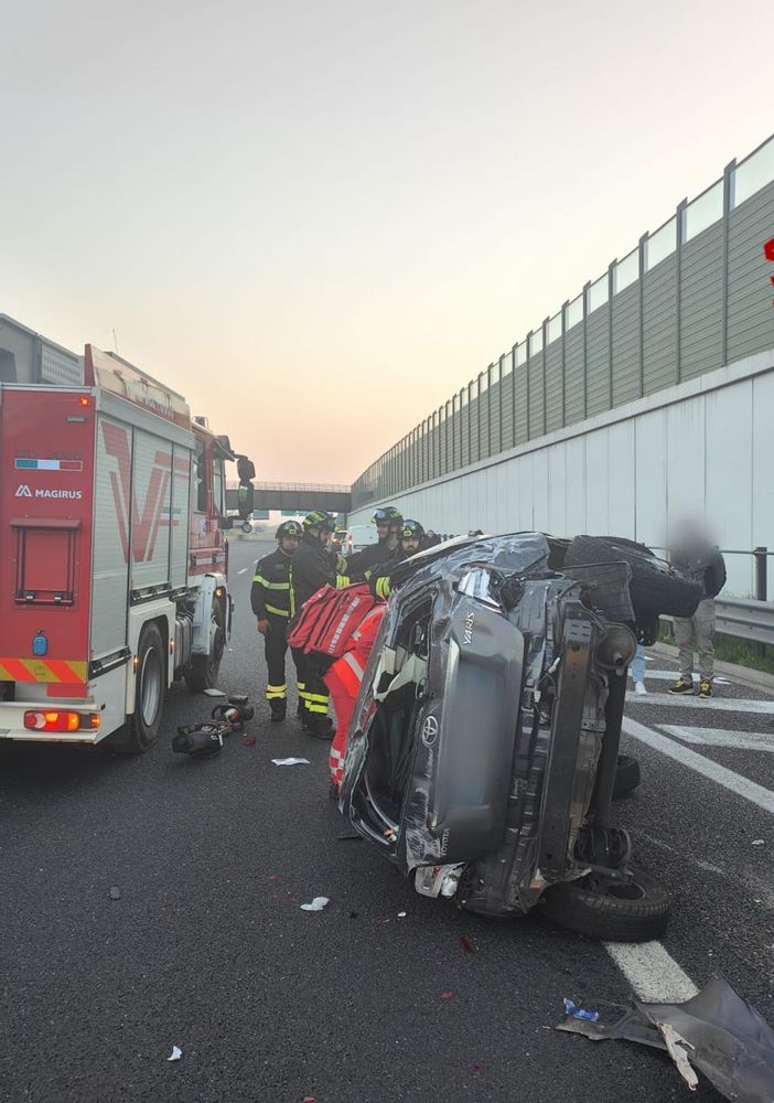 Carambola in autostrada, macchina si ribalta: i vigili del fuoco estraggono donna dalle lamiere