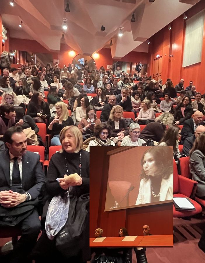 La sala piena e al centro la presidente Morolli