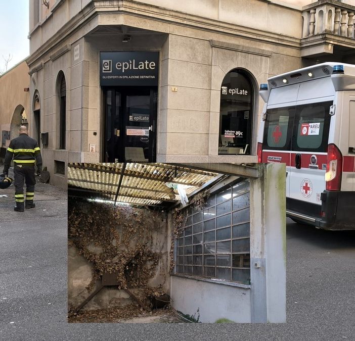 I soccorsi e nella foto piccola la tettoia sfondata