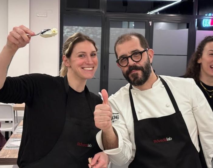 La capitana Sofia Rebora con lo chef Andrea Frizzarin durante la serata di team building