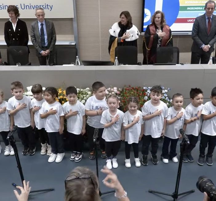 I bimbi cantano l'inno di Mameli
