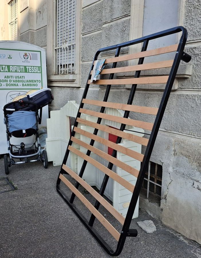 L'ultimo abbandono abusivo in piazza XXV Aprile, gli scarichi di rifiuti vicino ai contenitori bianchi di Agesp sono all'ordine del giorno in tutta la città