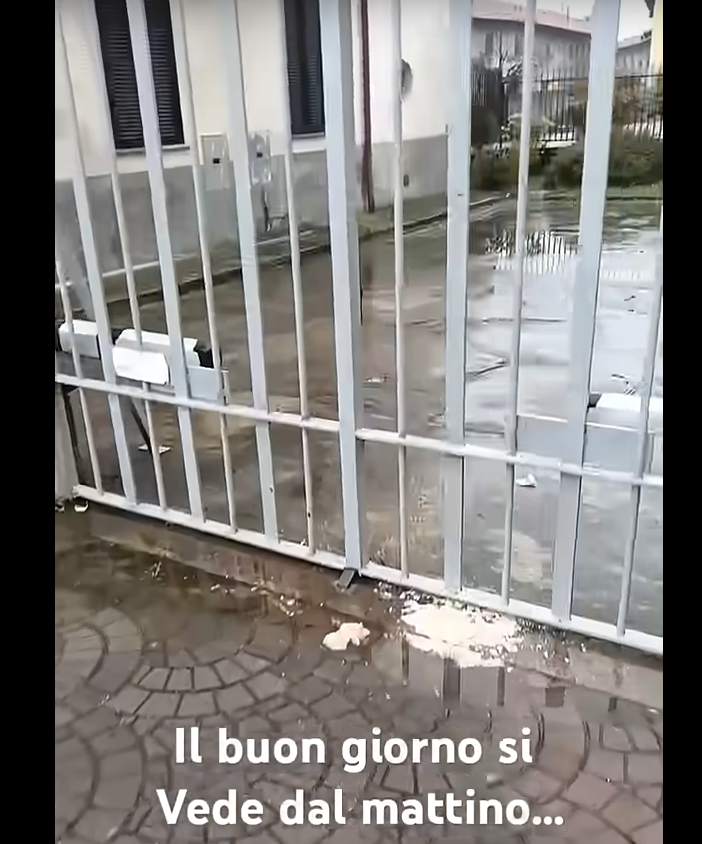 Rimasugli disgustosi fuori dalla chiesa di Borsano: «E a me tocca pulire»