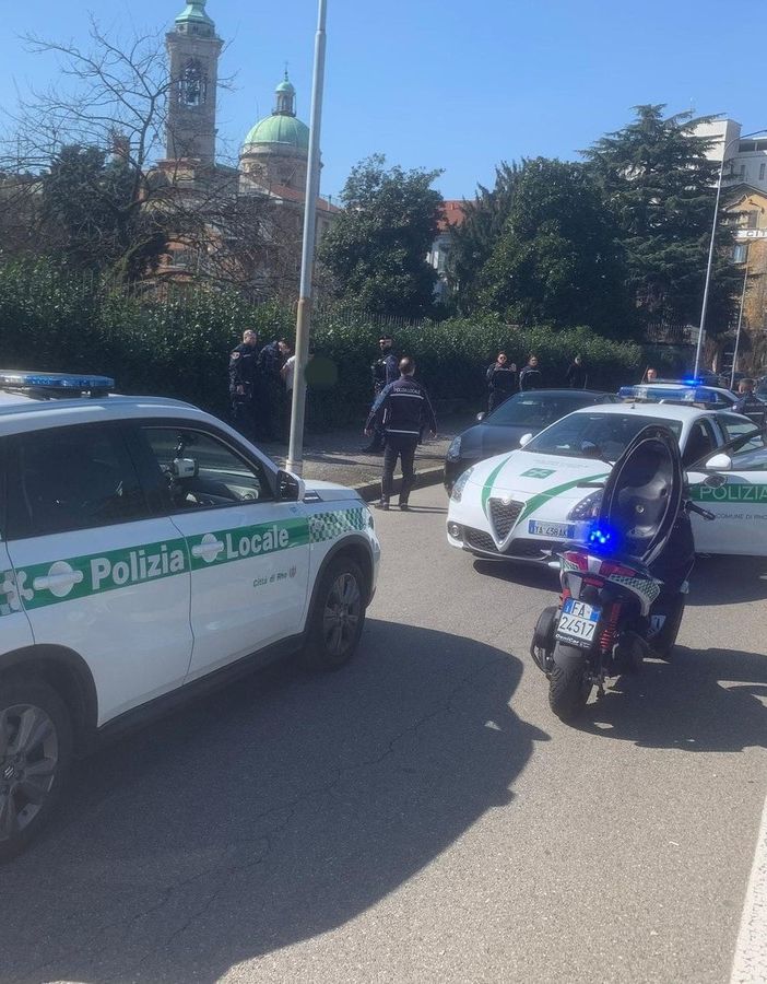 Nella foto il momento del blocco stradale della Giulietta da parte della Polizia Locale