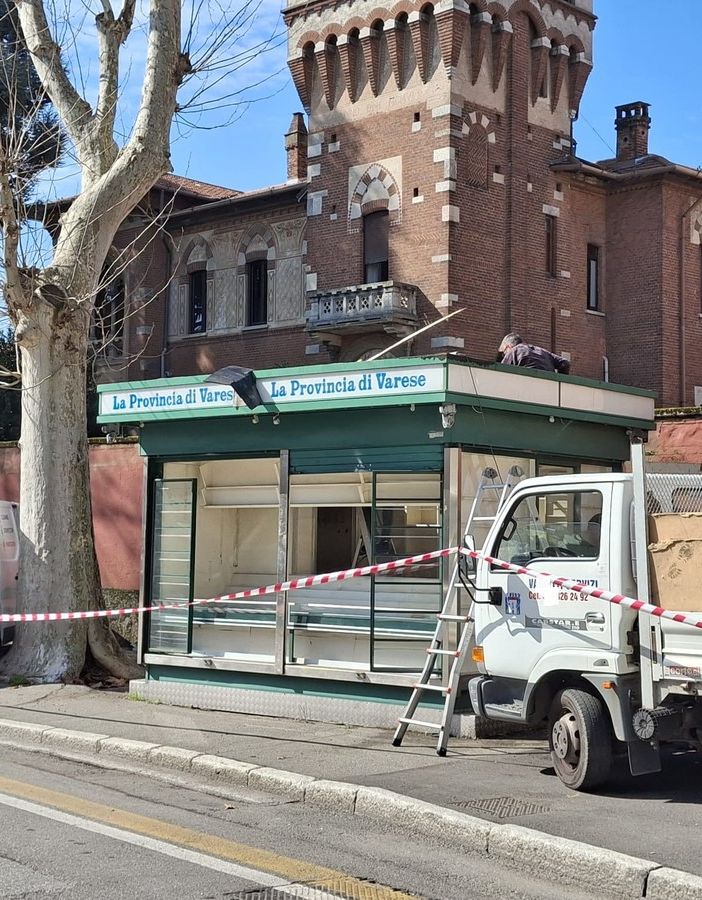 Edicole che scompaiono: tocca a quella del pit stop in piazza Manzoni
