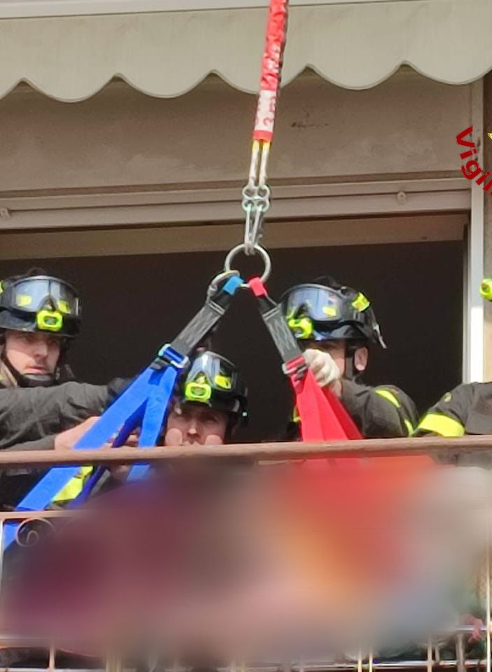 Ha bisogno di urgenti cure mediche, ma non può usare la scale: intervengono i vigili del fuoco