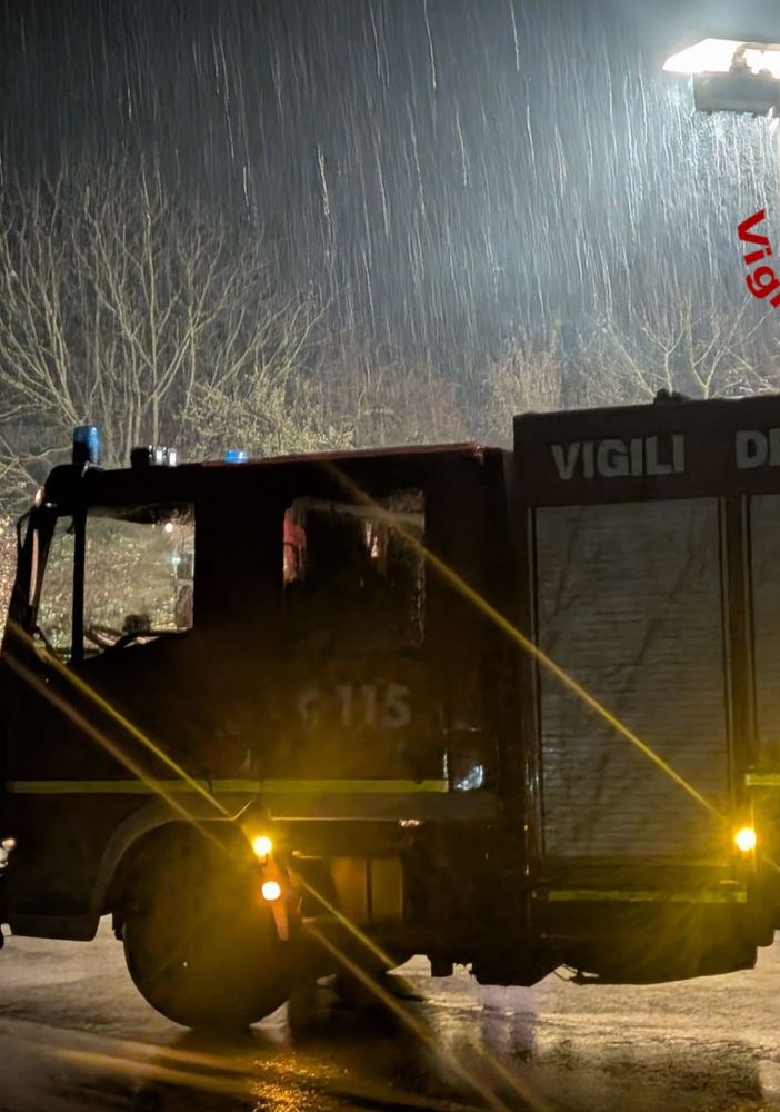 Auto con due ragazzi a bordo finisce fuori strada lungo la Provinciale 1