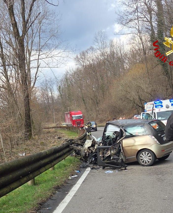 Schianto sulla statale della Valganna, tre giovani feriti: due sono gravi