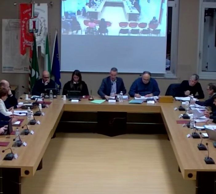 Gli scontri verbali in consiglio a Marnate non si placano. «Ogni seduta così rischia di frantumare la partecipazione dei cittadini»
