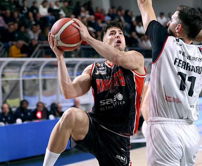 Diciannove triple stendono i Knights, Omegna rimonta da -17