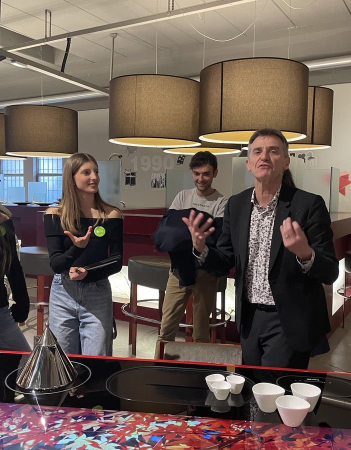 Raffaele Saporiti con gli studenti del liceo scientifico