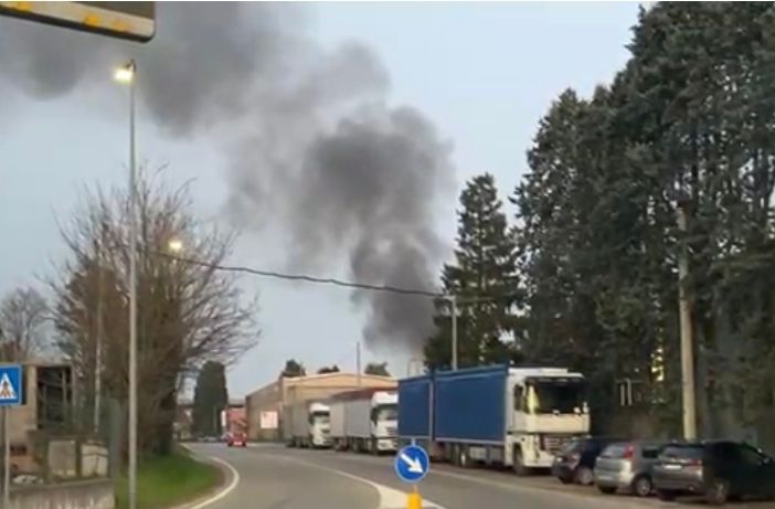 VIDEO. Rogo a Gorla Minore, chiusa la strada al traffico