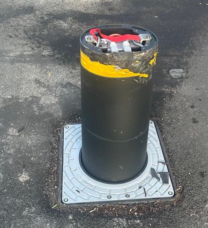 Pilomat più volte abbattuti in viale Stelvio. La dirigente dell'Ite Tosi: «Indignata da questi adulti che si comportano da padroni del mondo»