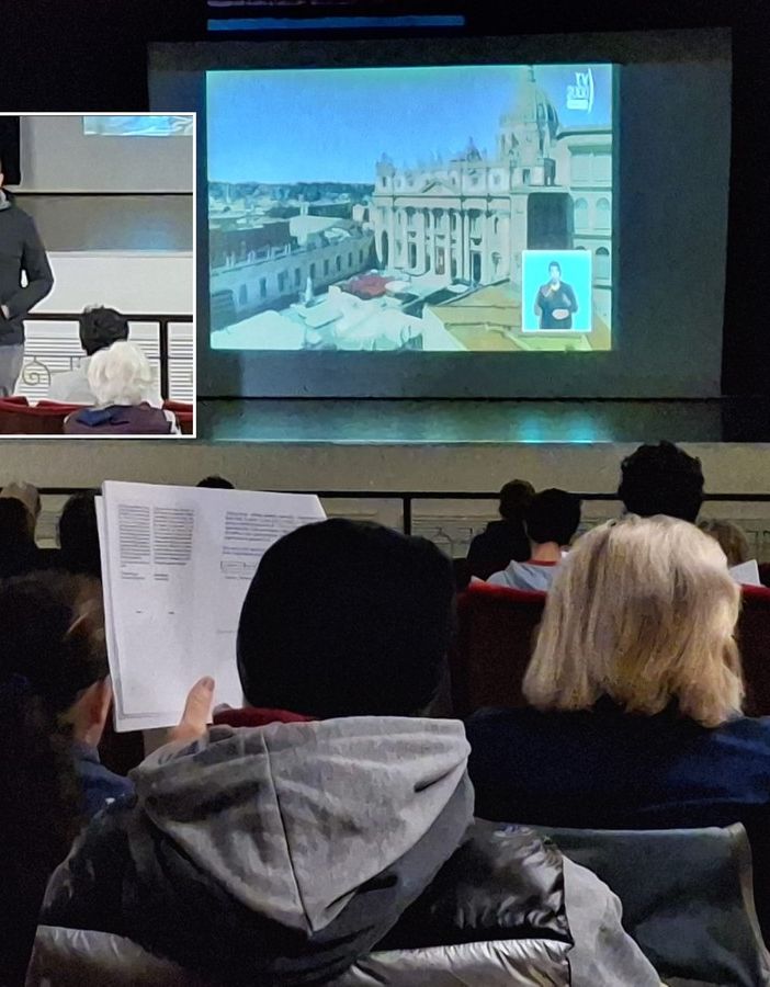 Al teatro Sant’Anna partecipazione commossa al funerale del papa: «Nel suo sorriso, il sorriso del Signore»
