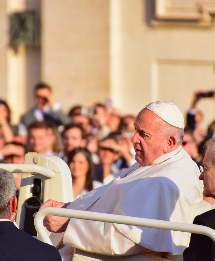 Morte del Papa. Da mercoledì la salma esposta in San Pietro. Un ictus la probabile causa del decesso. Cosa succede adesso