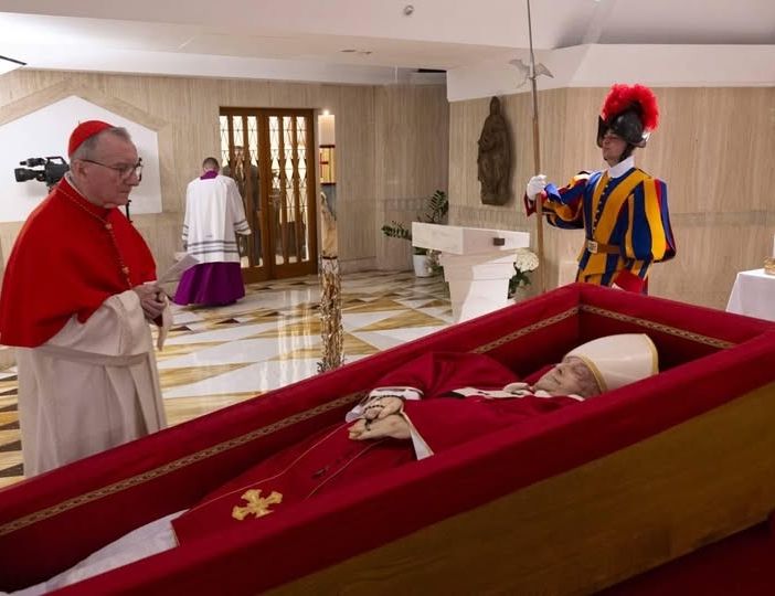 Il feretro di Papa Francesco (foto diffusa sui social dalla sala stampa vaticana)