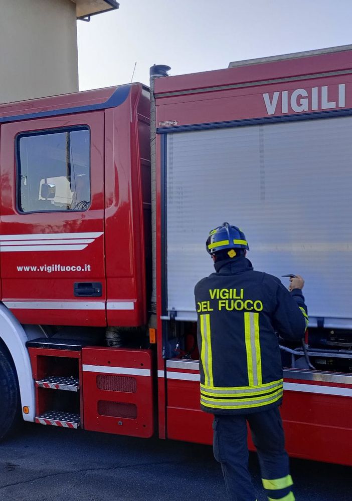 I vigili del fuoco in azione in via Cavour a Varese