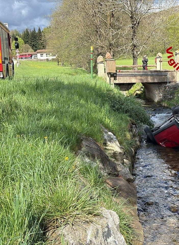 Auto si ribalta e finisce in un ruscello: ferita una 74enne