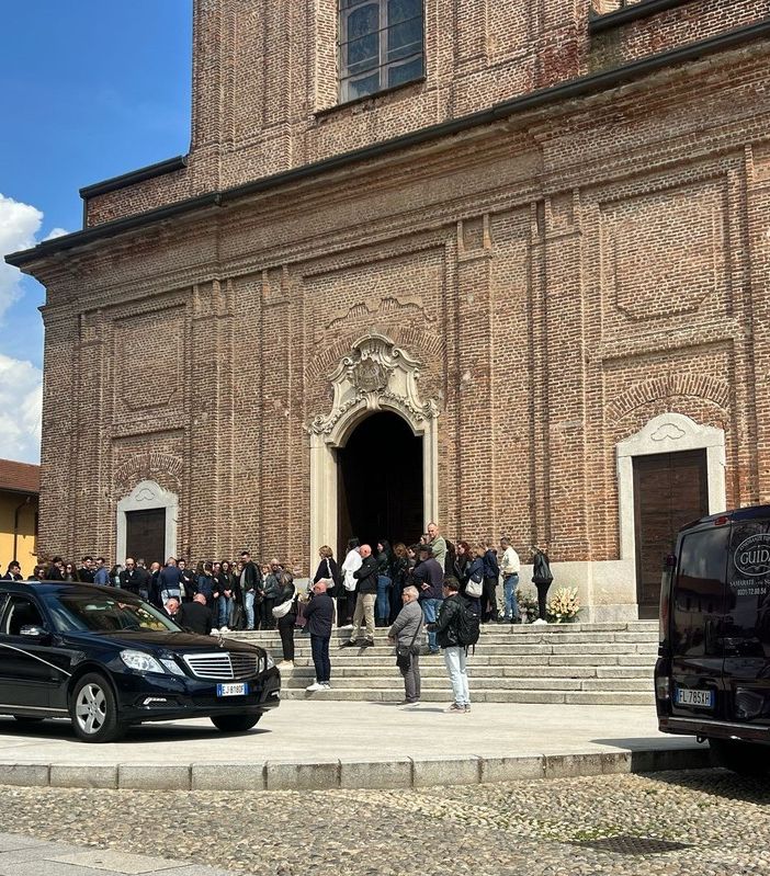 Samarate si ferma per i funerali di Teresa Stabile. Donazioni per Fondazione Cecchettin e Istituto dei Tumori