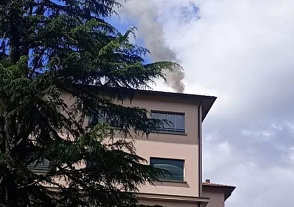Il fumo sprigionato a Marchirolo (foto dalla pagina Facebook &quot;Marchirolo in Azione&quot;)