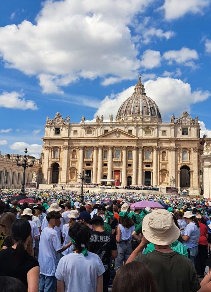 La messa in suffragio del papa di domenica mattina. Sotto, la celebrazione di venerdì con il Decanato di Busto