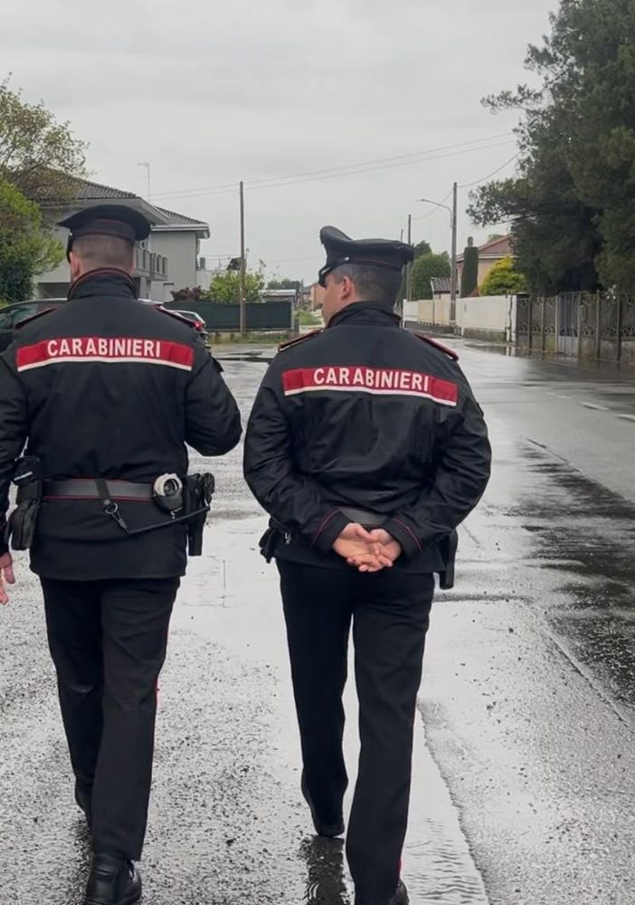 L'avvocato Scalia, legale della famiglia di Teresa, con i carabinieri oggi