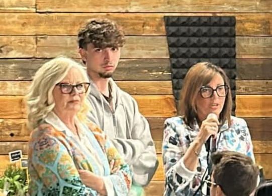 Viviana Bollini, prima a destra, ringrazia i partecipanti alla serata per i piccoli pazienti oncologici