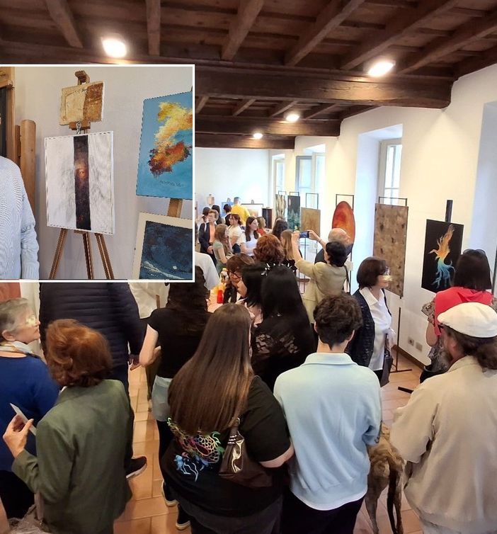 L'inaugurazione della mostra, nel riquadro Ferdinando Pagani accanto al suo autoritratto