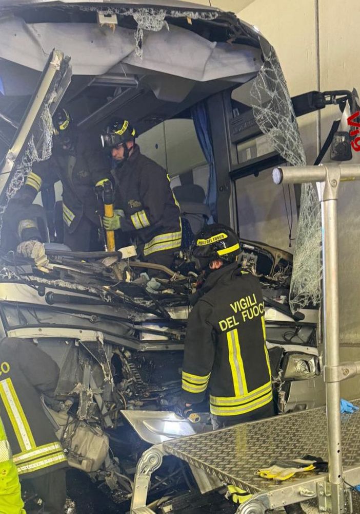 Il bus incidentato a Lomazzo