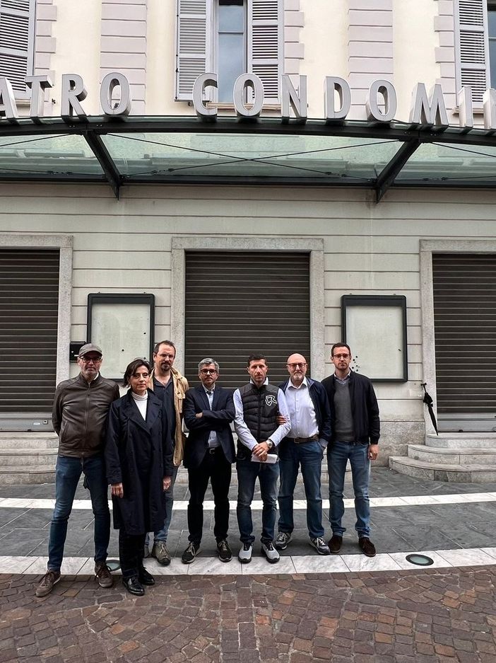 Le minoranze hanno presentato la mozione davanti al Teatro Condominio Vittorio Gassman