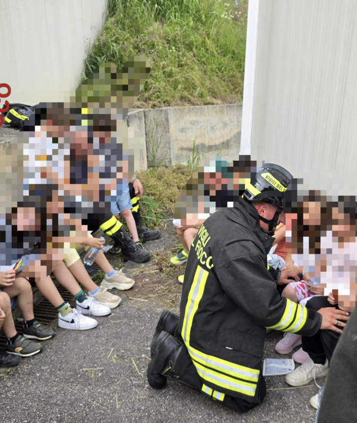 I piccoli assistiti dai vigili del fuoco dopo l'incidente