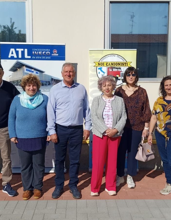 Foto di gruppo contestuale alla consegna degli attestati della campagna Tutti insieme per una strada più Sicura