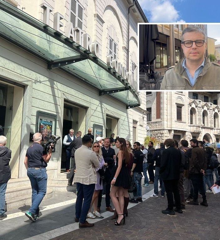 Il teatro Condominio Vittorio Gassman il giorno del summit. Nel riquadro il sindaco, Andrea Cassani