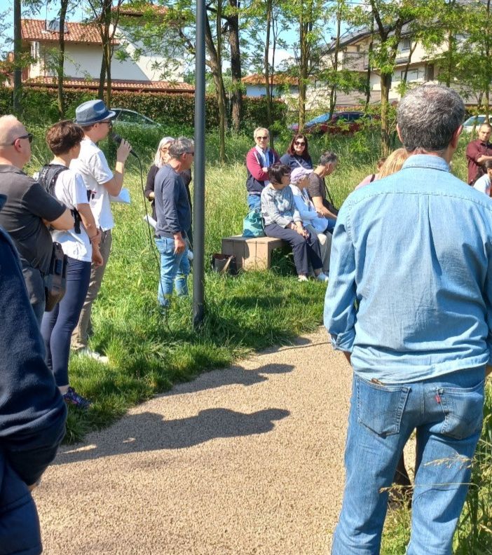 Le persone che si sono radunate all’anello di via Morelli