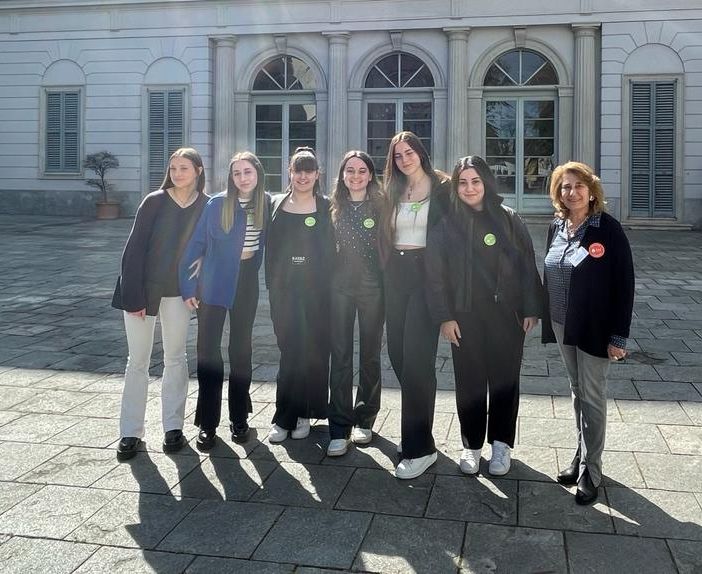 FOTO e VIDEO. Oltre cento giovani ciceroni guidano alla scoperta di villa Brambilla, l’ex cotonificio Cantoni ora sede Liuc e il mausoleo Cerini