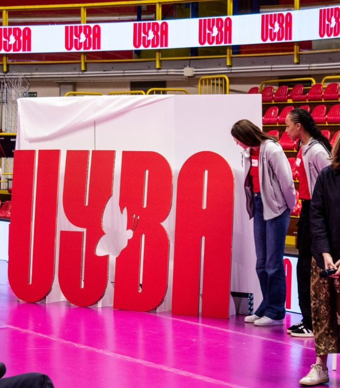 Il nuovo logo Uyba. Nella foto sotto: la sciarpa biancorossa con il nuovo logo esibita con orgoglio da tutti gli sponsor presenti