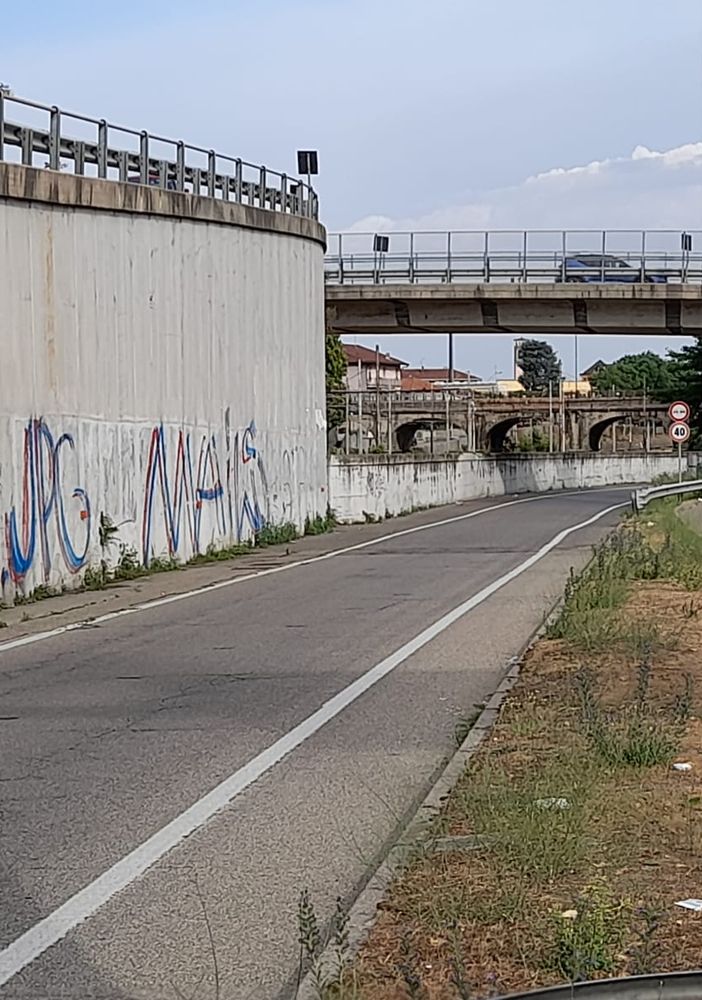 Si lancia dall'ambulanza e dal Ponte