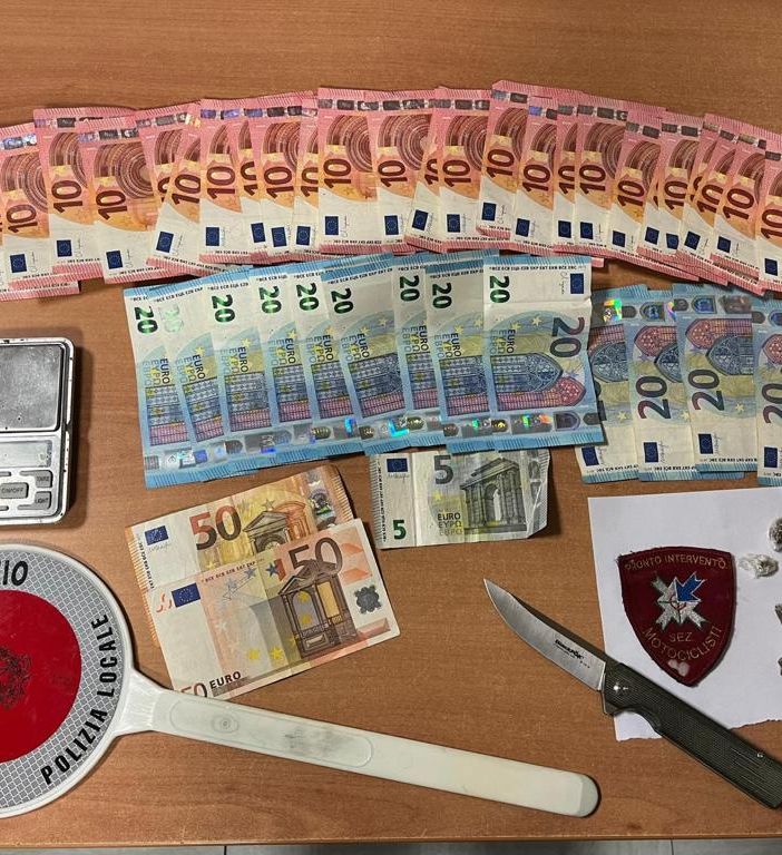Giovane pusher trovato con nove dosi di hashish, denunciato