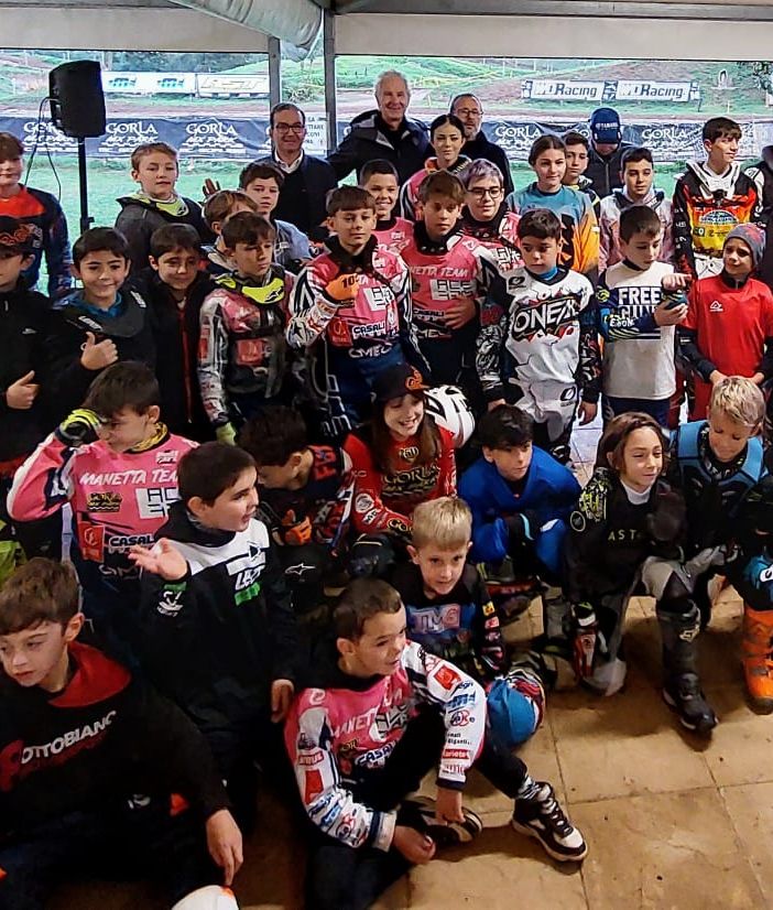 I partecipanti del Manetta Day 2023 all'MX Park Gorla. Nelle foto sotto vari momenti del terzo Manetta Day: il Briefing, il fettucciato, i cambusieri, la distribuzione di gadget