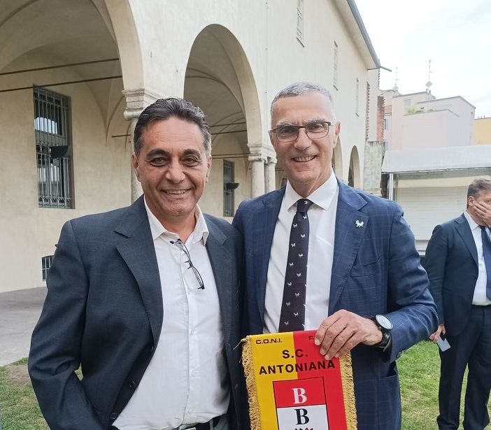 Giuseppe Abenante e Beppe Bergomi all'evento Fideuram con il gagliardetto dell'Antoniana