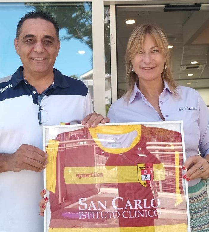 Giuseppe Abenante consegna la maglia, incorniciata, della promozione a Sara Tosi