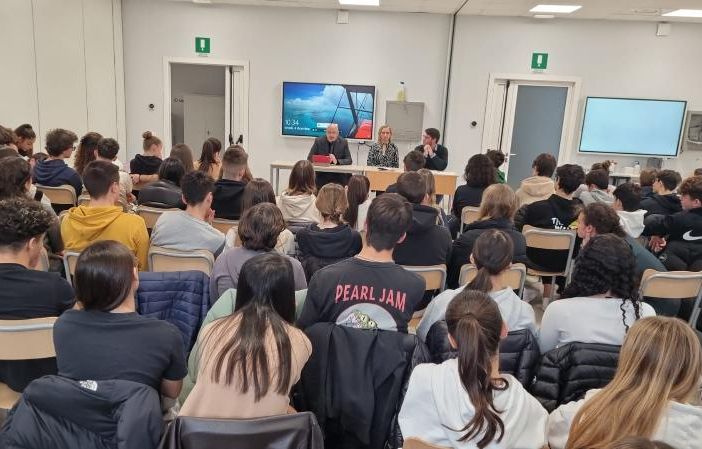 Dall'incontro con il magistrato Ciro Cascone alla visita al Beccaria: i licei quadriennali di Acof scoprono il mondo delle carceri