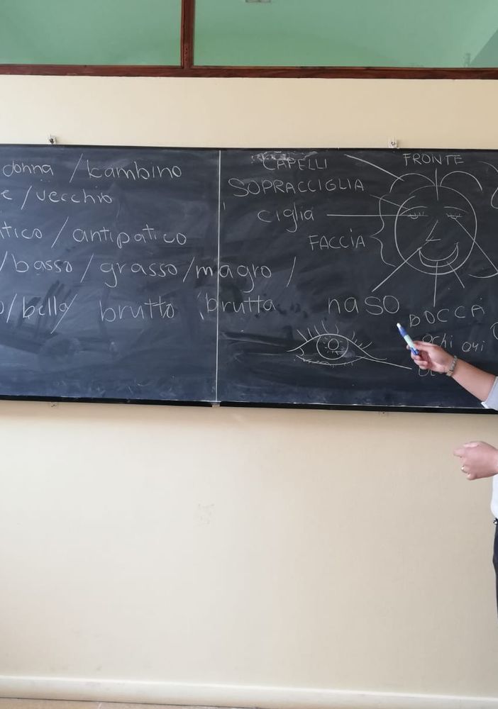Ivan a scuola di italiano al “Fermi” di Castellanza. “Professori” gli amici Adriel e Filippo