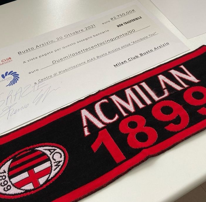 L'assegno e il ringraziamento di Aias al Milan Club Busto Arsizio. Sotto: la foto di gruppo e la copertina del volumetto