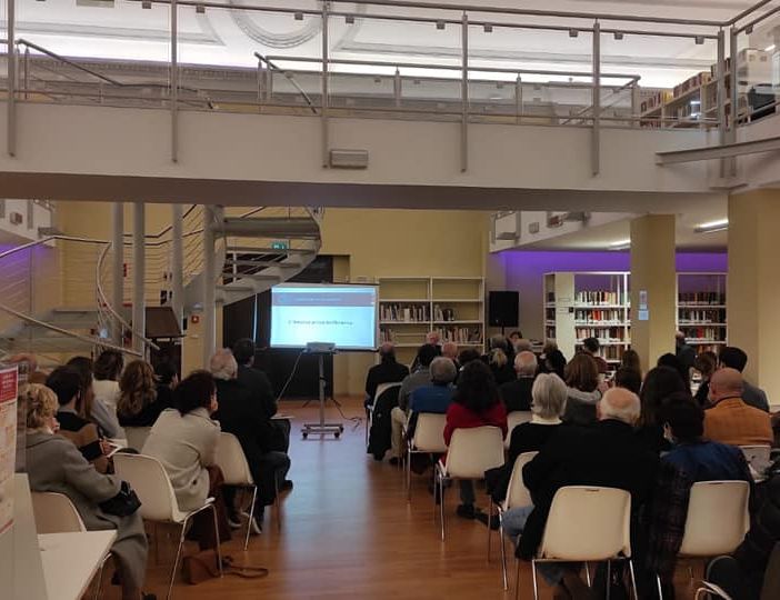 Sala Monaco gremita per &quot;L'America prima dell'America&quot;, foto dalla pagina Facebook dell'associazione Amici della biblioteca capitolare