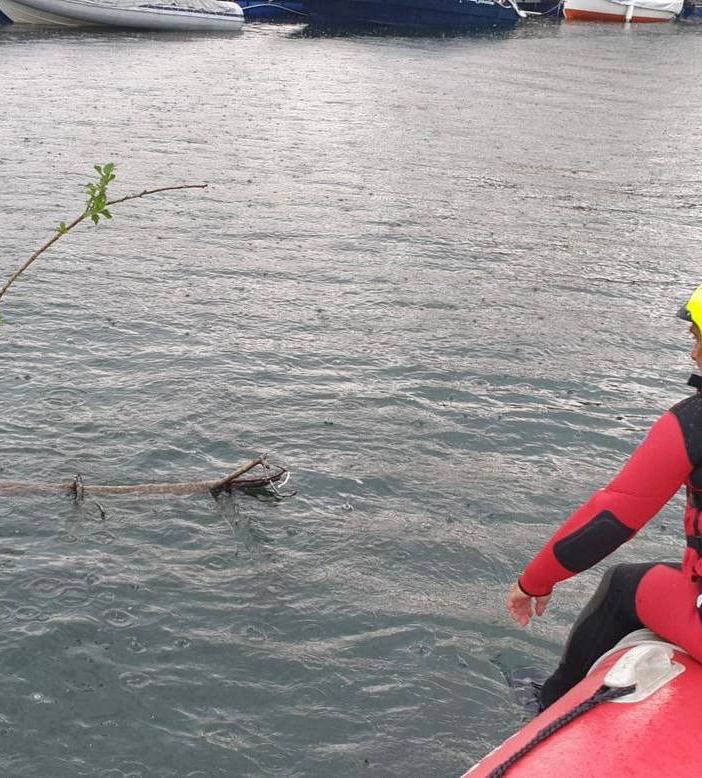 L'intervento in acqua dei vigili del fuoco sul lago Maggiore