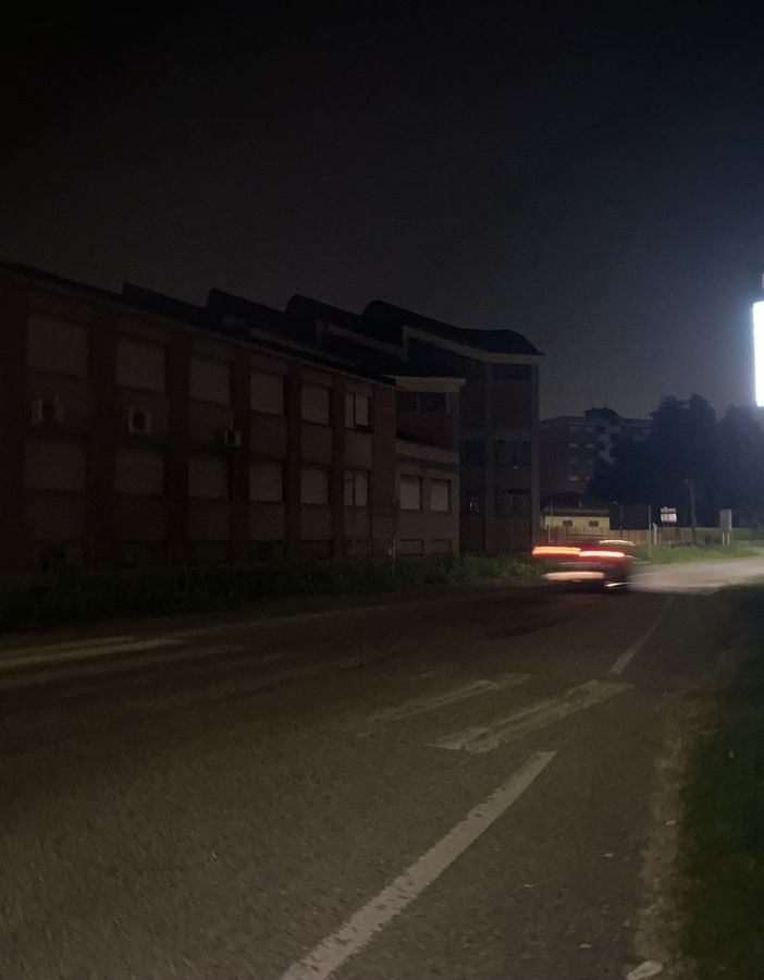 LA FOTO. Attraversamento al buio sul Sempione