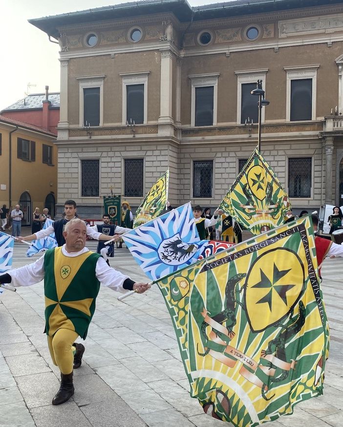 FOTO E VIDEO. BA Estate affolla il centro, con gli Sbandieratori di Asti e i mercatini