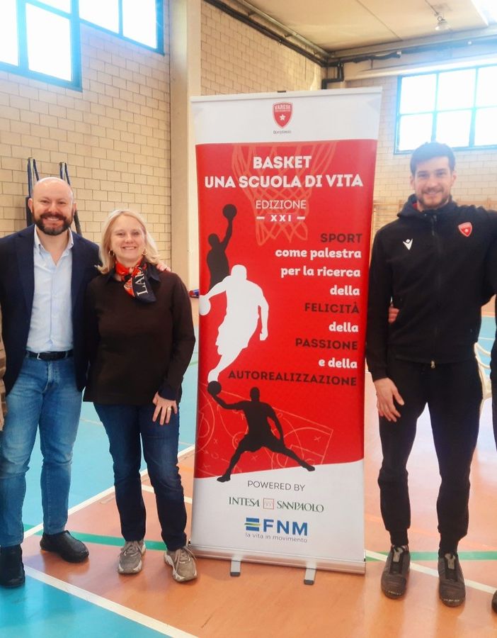 Il basket scuola di vita: il play della Pallacanestro Varese De Nicolao alle medie “Da Vinci” di Castellanza